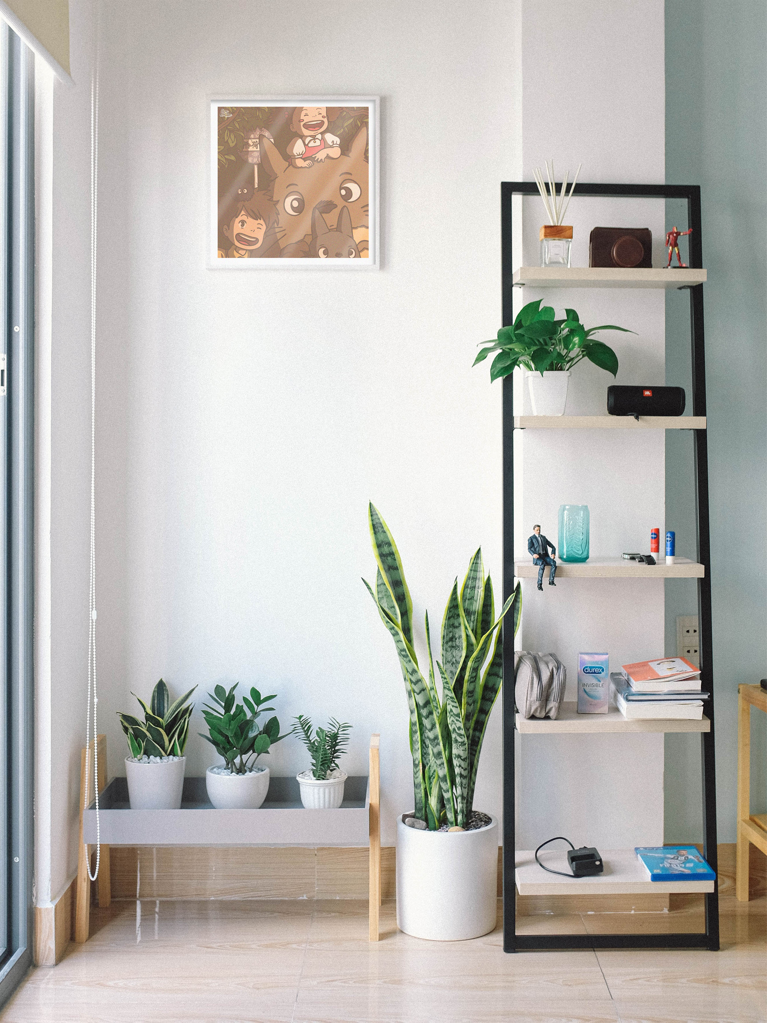 Mock up affiche rétro vintage japonaise représentant Totoro des films Ghibli dans un style Polaroid, création d'Enzo Beltoise.