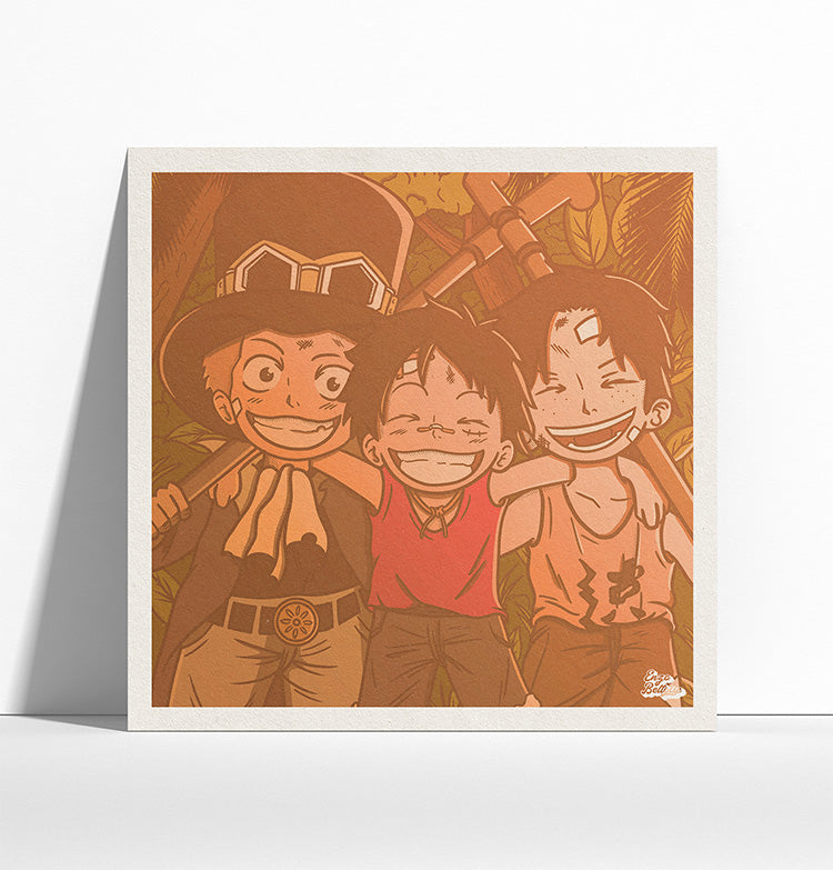 Mock up de l'affiche japonaise rétro vintage représentant Luffy, Ace et Sabo du manga One Piece dans un style Polaroid. Idéale pour une déco murale vintage. Création d'Enzo Beltoise