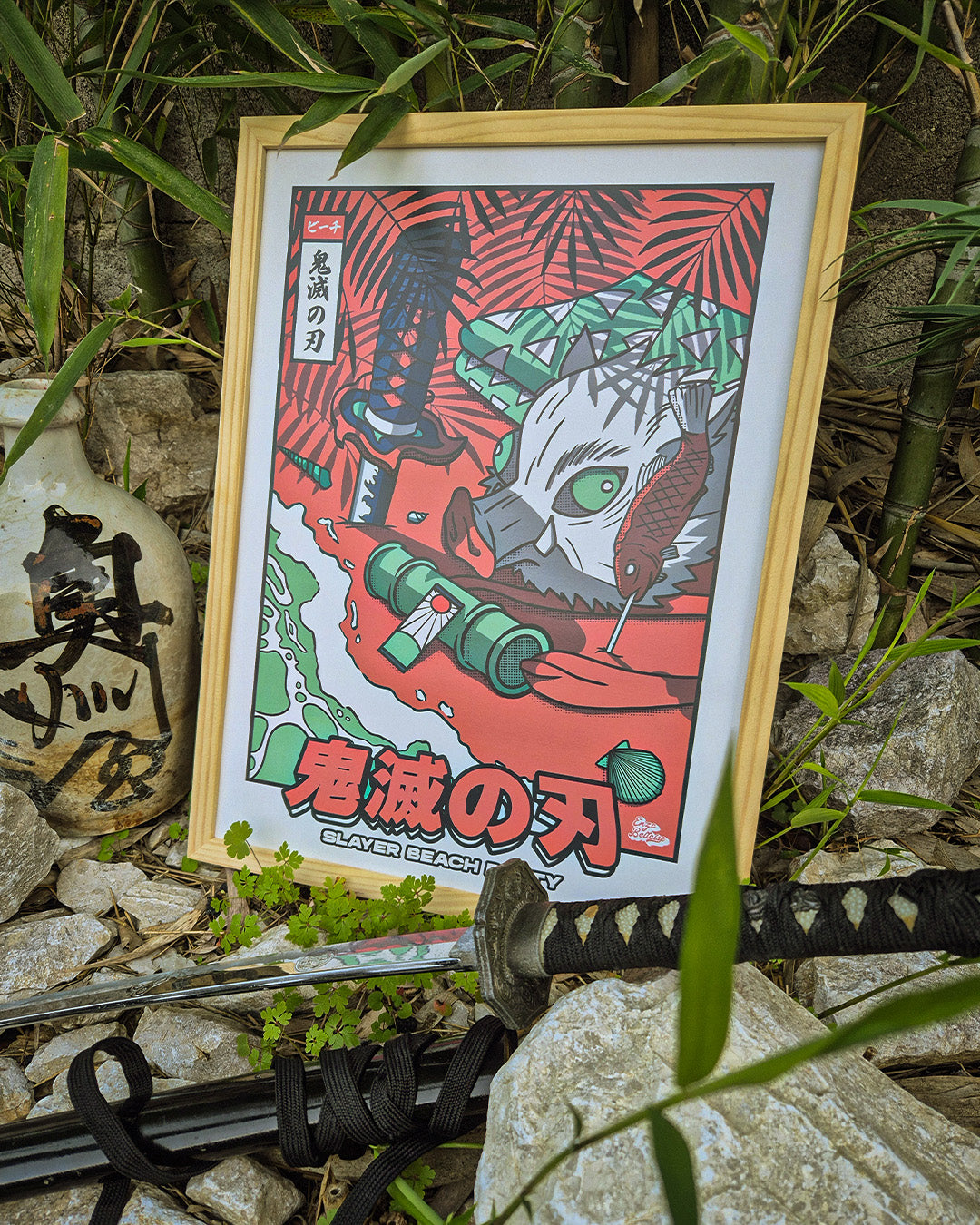 Photo de mise en situation de l'affiche japonaise rétro vintage avec les objets cultes du manga Demon Slayer. Création d'Enzo Beltoise