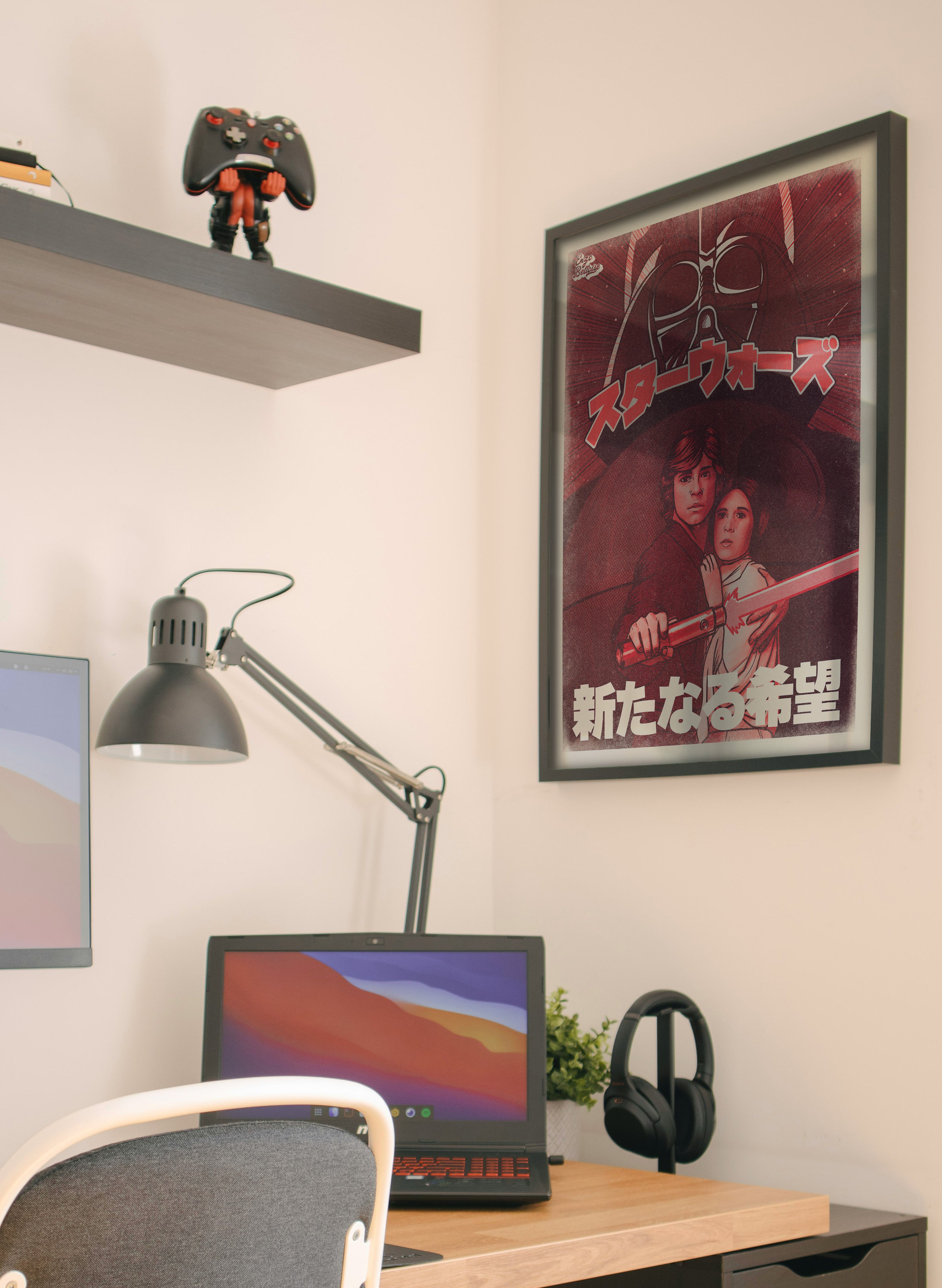 Poster science-fiction rétro japonais dans un salon moderne
